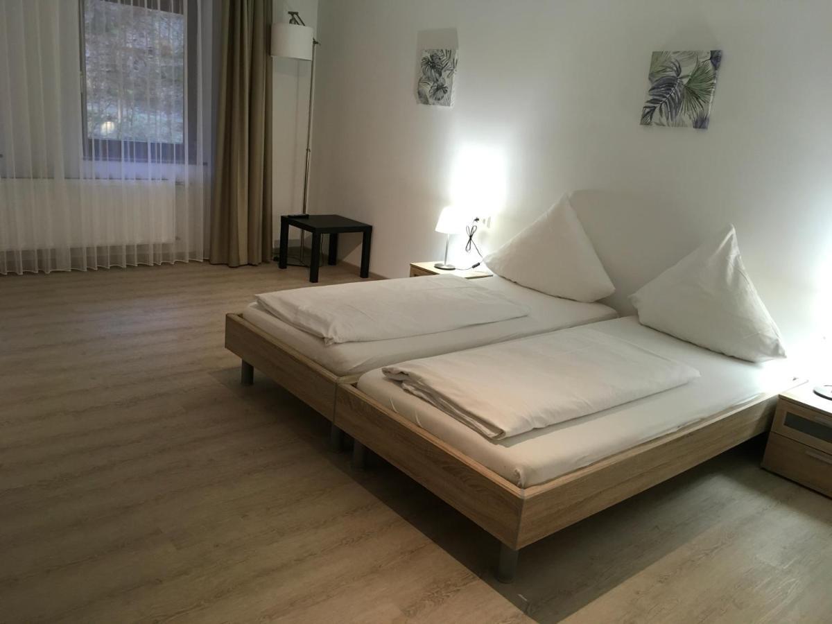 Hotel-Pension Zum Paradies วิลลิงเงิน ภายนอก รูปภาพ