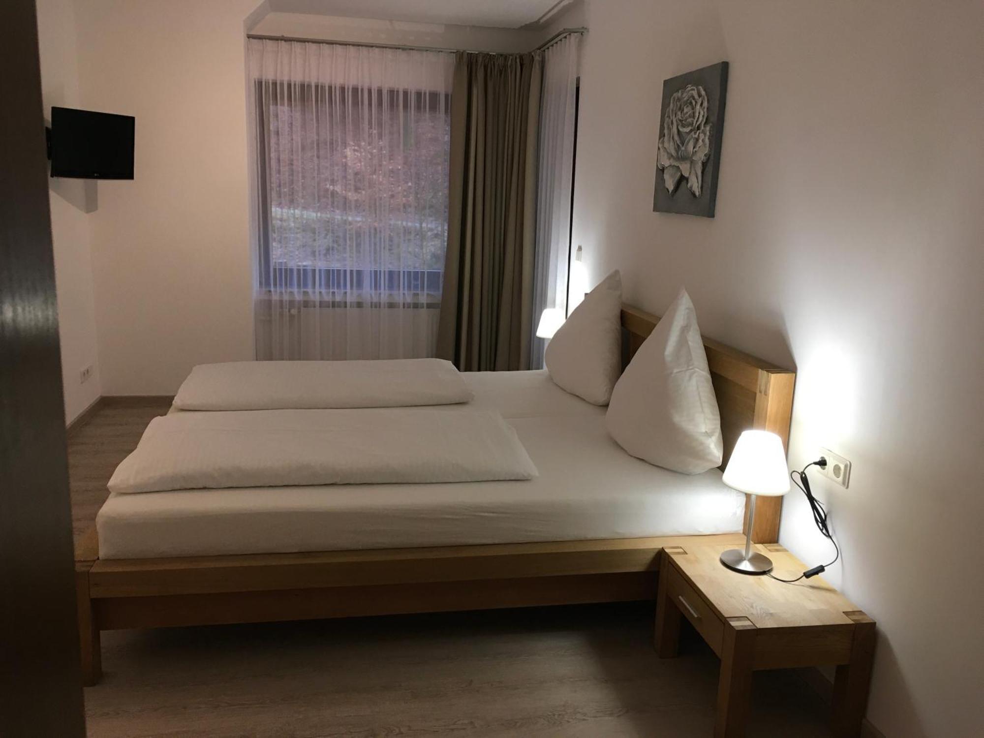 Hotel-Pension Zum Paradies วิลลิงเงิน ภายนอก รูปภาพ