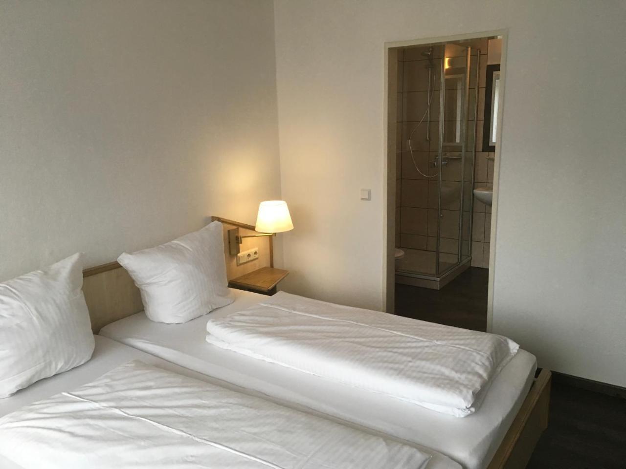 Hotel-Pension Zum Paradies วิลลิงเงิน ภายนอก รูปภาพ